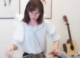 古筝女主播,女主播演绎东方雅韵之美